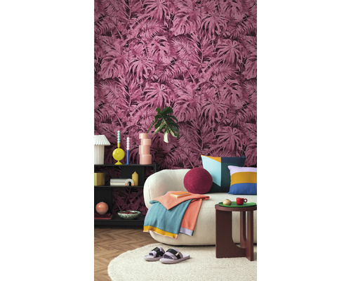 Dekoratives Wohnzimmer mit gemusterter Tapete, Sofa und Beistelltisch.