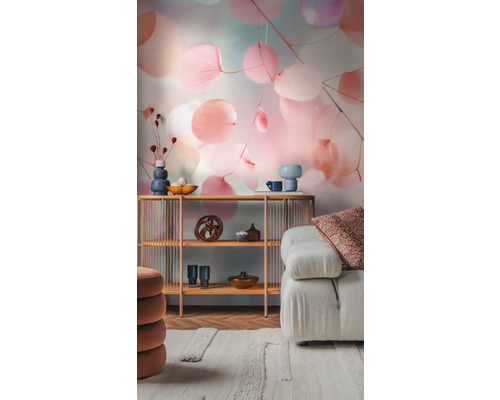 Wohnzimmer mit Regal, Dekorationen und Fototapete