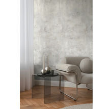 Innenraum mit Betonwandtapete, Sessel und Beistelltisch