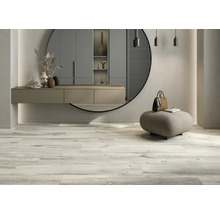 Elegantes Interieur mit Spiegel, Konsole, Hocker und Holzbodenfliesen