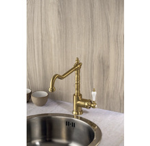 Küchenarmatur aus Messing mit weißem Griff neben einer Spüle