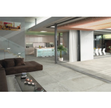 Heller Wohnraum mit Fliesenboden, Küche, Wohnbereich und Essbereich.