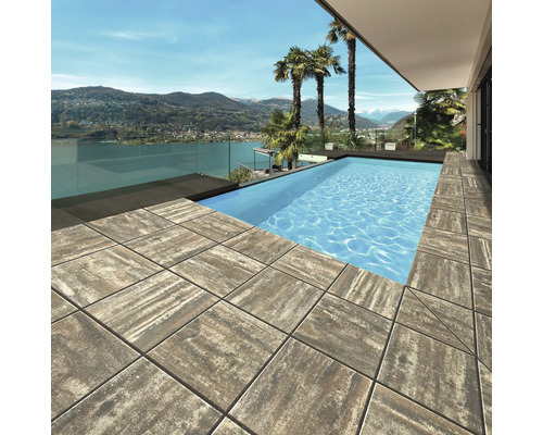 Schwimmbad umgeben von Terrassenplatten mit Blick auf die Berge