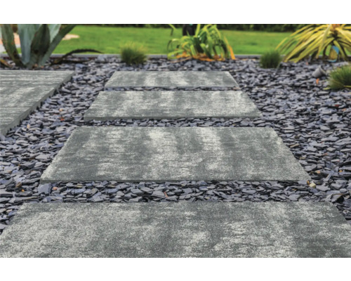 Gartenweg mit Steinplatten und Zierkies