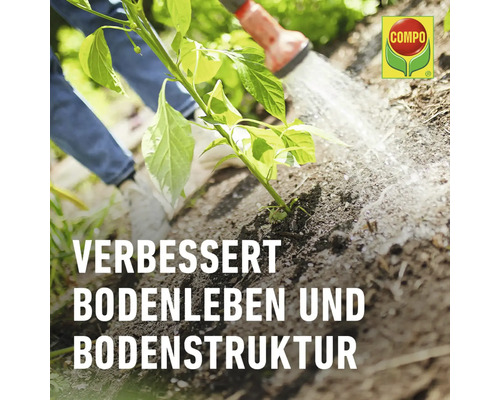 Verbesserte Bodenqualität beim Gießen einer Pflanze mit Compo Logo