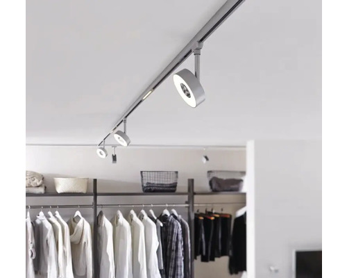 Deckenmontierte Lichtleiste mit mehreren Strahlern in einem begehbaren Kleiderschrank