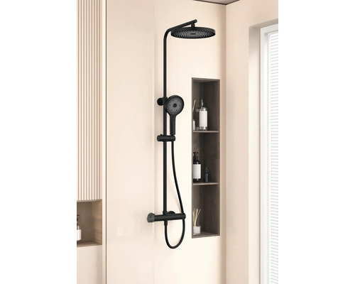 Schwarze Duschgarnitur mit Kopf- und Handbrause in einem modernen Badezimmer.
