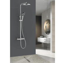 Duschsystem mit Kopfbrause und Handbrause im Badezimmer