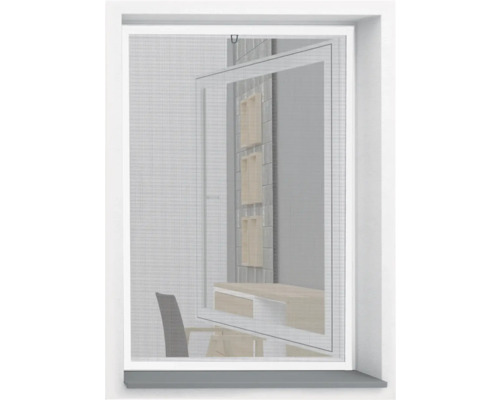 Fliegengitter vor einem Fenster, das in ein Badezimmer blickt.