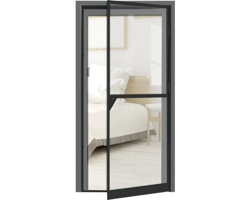 Geöffnetes Insektenschutzgitter vor einer Schlafzimmertür