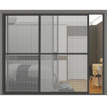 Schiebetür vor einem Schlafzimmer mit Bett und Schreibtisch.