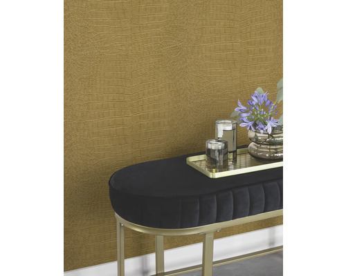 Dekorative Tapete mit Krokodilleder-Muster an der Wand