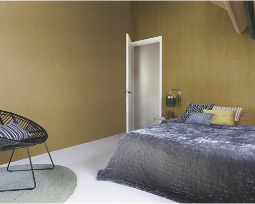 Schlafzimmer mit Bett, Stuhl und strukturierten Wänden