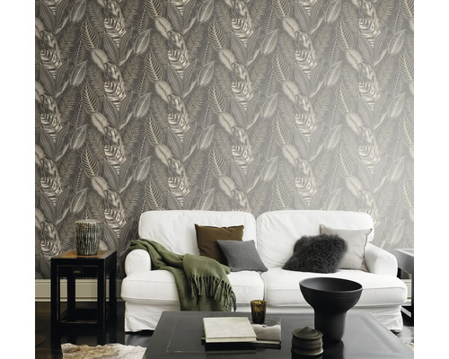 Wohnzimmer mit weißem Sofa und Tapete mit Blattmuster