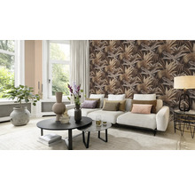 Wohnzimmer mit Sofa, Couchtisch und dekorativer Dschungeltapete