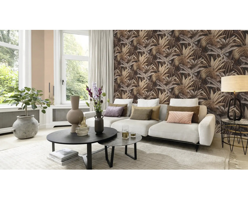 Wohnzimmer mit Sofa, Couchtisch und dekorativer Dschungeltapete