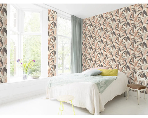 Helles Schlafzimmer mit gemusterter Tapete, Fenster und Bett