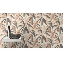 Dekorative Tapete mit Blättermuster im Interieur