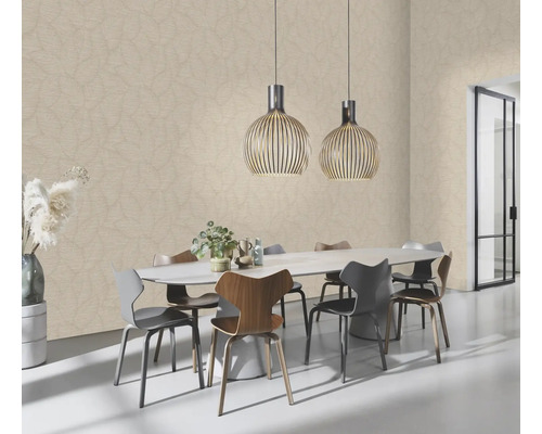 Esszimmer mit Esstisch, Stühlen und gemusterter Tapete