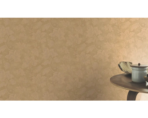 Wand mit floral gemusterter Tapete und Dekoration auf einem Tisch.