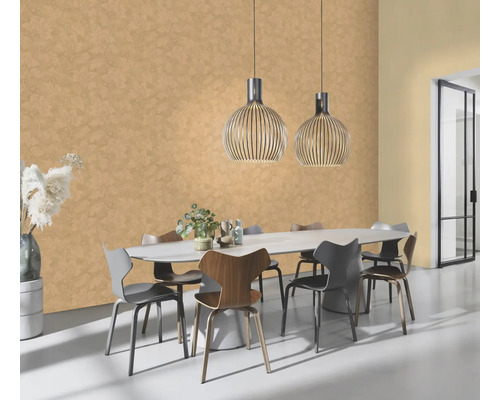 Esszimmer mit ovalem Tisch, Stühlen und Pendelleuchten vor einer Wand mit gemusterter Tapete