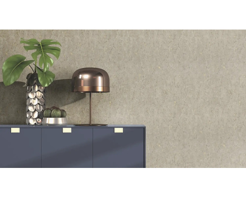 Dekorative Innenraumszene mit Kommode, Lampe und Pflanzen