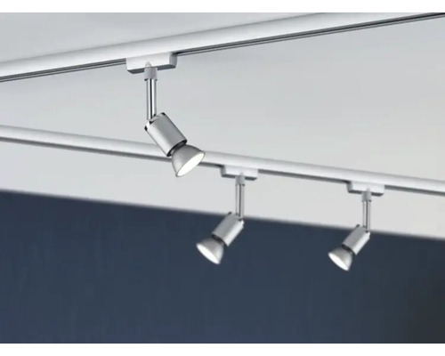 Drei Strahlerspots an einem Schienensystem für die Deckenbeleuchtung