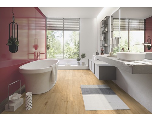 Modernes Badezimmer mit freistehender Badewanne, Waschtisch und Holzboden