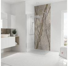 Helles Badezimmer mit Dusche, Waschtisch und Handtuch