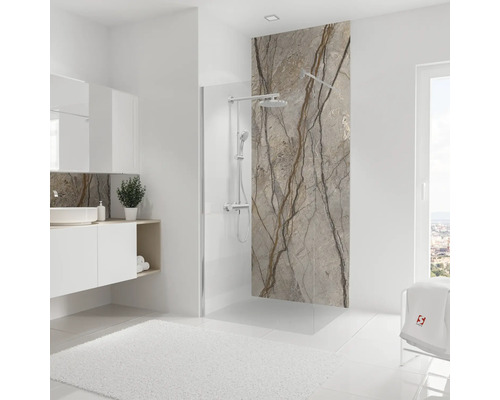 Helles Badezimmer mit Dusche, Waschtisch und Handtuch