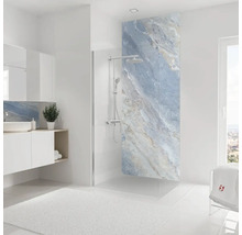 Badezimmer mit Dusche, Waschtisch und Spiegel in hellem Design