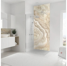 Helles Badezimmer mit Duschabtrennung mit Steinmuster, Waschtisch und Handtuch