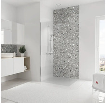 Helles Badezimmer mit Dusche, Waschbecken und Spiegel