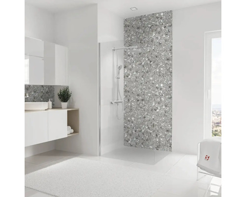 Helles Badezimmer mit Dusche, Waschbecken und Spiegel