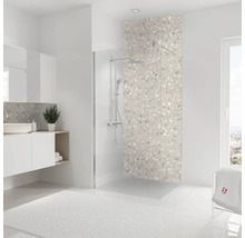 Helles Badezimmer mit Dusche, Waschbecken und weißem Teppich