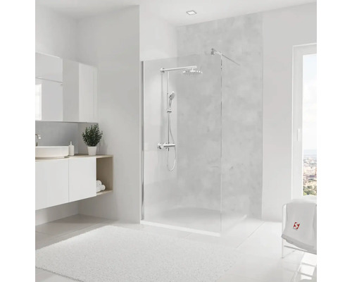 Helles Badezimmer mit ebenerdiger Dusche, Waschbecken und Handtüchern