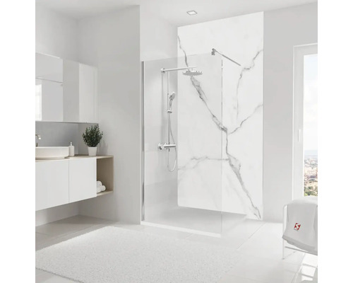 Helles Badezimmer mit Duschabtrennung, Waschtisch und Spiegel