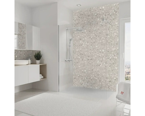 Helles Badezimmer mit Waschbecken, Spiegel, Dusche und gemusterter Duschwand