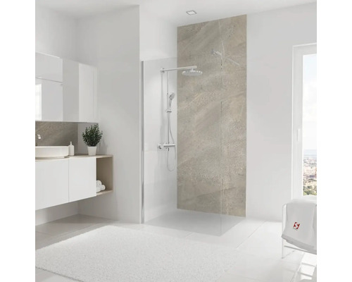 Helles Badezimmer mit Dusche, Waschtisch und Badteppich für ein modernes Ambiente