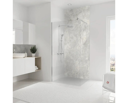 Helles Badezimmer mit Duschkabine, Waschtisch und Handtuch