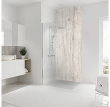 Helles Badezimmer mit Dusche, Waschtisch und Spiegel