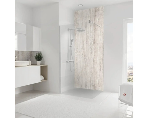 Helles Badezimmer mit Dusche, Waschtisch und Spiegel