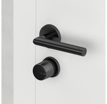 Moderner Türdrücker und Tedee Smart Lock Drehknauf aus Metall in Schwarz matt.
