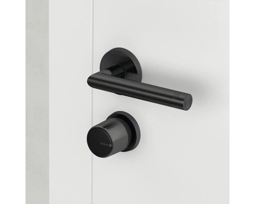 Moderner Türdrücker und Tedee Smart Lock Drehknauf aus Metall in Schwarz matt.