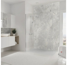 Helles Badezimmer mit Dusche, Waschtisch und Spiegel für ein modernes Ambiente.