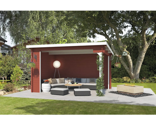 Überdachte Sitzecke im Garten mit Loungemöbeln und Feuerstelle