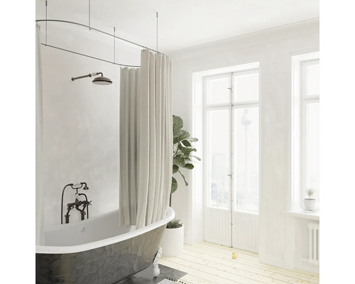 Badezimmer mit freistehender Badewanne, Duschvorhang und Duschkopf