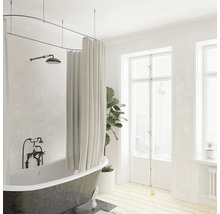 Badezimmer mit freistehender Badewanne, Duschvorhang und Armatur