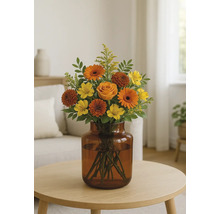 Blumenstrauß mit Rosen, Gerbera und Astromelien in einer Glasvase auf einem Tisch