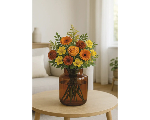 Blumenstrauß mit Rosen, Gerbera und Astromelien in einer Glasvase auf einem Tisch